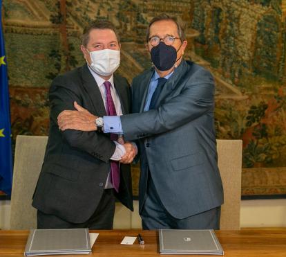 El presidente de la Junta de Comunidades de Castilla-La Mancha, Emiliano García-Page, y el director general de la Fundación ”la Caixa”, Antonio Vila, firman el Convenio Marco de Obra Social.