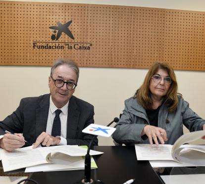 El subdirector general de la Fundación ”la Caixa”, Marc Simón, y la Consejera de Educación de la Región de Murcia, María Isabel Campuzano Martínez, han firmado un nuevo acuerdo de colaboración para seguir impulsando el programa CaixaProinfancia en la Región de Murcia.