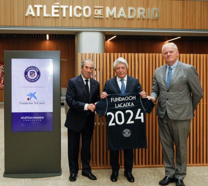 De izquierda a derecha: Adelardo Rodríguez, presidente de la Fundación Atlético de Madrid; Enrique Cerezo, presidente del Atlético de Madrid y patrono de la Fundación Atlético de Madrid, y Alejandro Fernández, responsable comercial del Área Corporativa de Educación y Marketing de la Fundación ”la Caixa”, en un momento de la renovación del convenio.