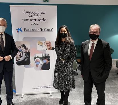 De izquierda a derecha: el director territorial Norte de CaixaBank, Juan Pedro Badiola; la delegada territorial de la Fundación ”la Caixa” en el País Vasco, Sonia Sáenz, y el subdirector general de la Fundación ”la Caixa”, Marc Simón, durante la presentación.