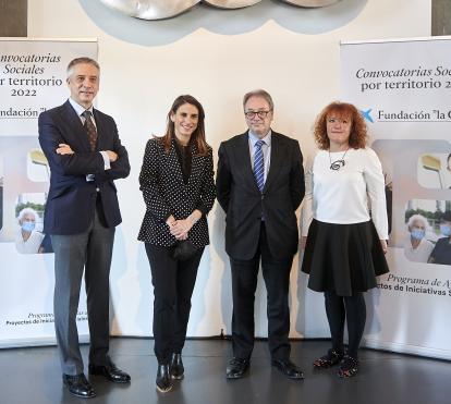 De izquierda a derecha: el director de CaixaForum Zaragoza, Ricardo Alfós; la directora territorial Ebro de CaixaBank, Isabel Moreno; el subdirector general de la Fundación ”la Caixa”, Marc Simón, y la delegada territorial de la Fundación ”la Caixa” en Aragón, Sandra Usón, durante la presentación.