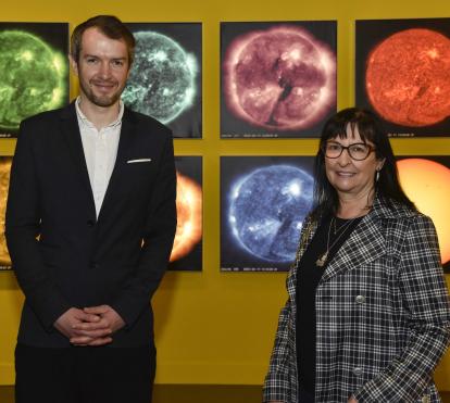 Harry Cliff, particle physicist and curator of the exhibition, and Elisa Durán, Deputy General Manager of ”la Caixa” Foundation, presented The Sun: Living With Our Star at CosmoCaixa.