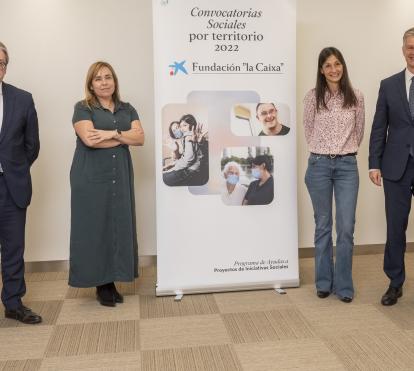 De izquierda a derecha: el subdirector general de la Fundación ”la Caixa”, Marc Simón; la delegada de la Fundación ”la Caixa” en Alicante y Murcia, Lourdes Toribio; la responsable territorial de Fundación ”la Caixa” en la Comunitat Valenciana, Soraya Casado, y el director territorial de CaixaBank en la Comunitat Valenciana, Xicu Costa, durante la presentación.