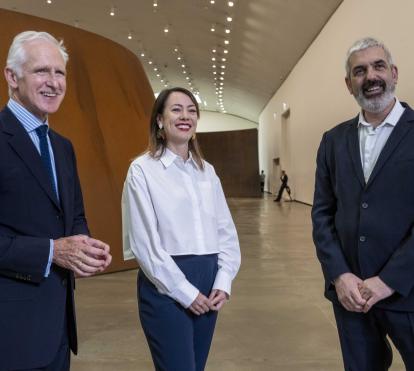 De izquierda a derecha: Juan Ignacio Vidarte, director general del Museo Guggenheim Bilbao;  Lekha Hileman, comisaria, e Ignasi Miró, director corporativo de Cultura y Ciencia de la Fundación ”la Caixa”.