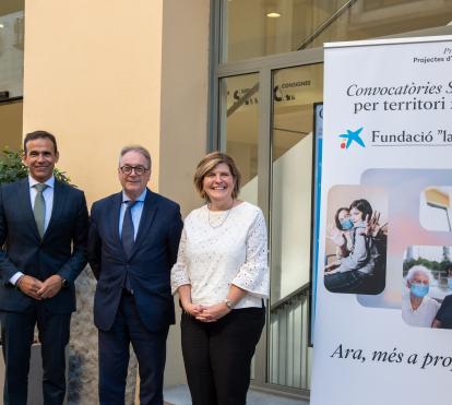 D’esquerra a dreta: el director territorial de CaixaBank a Catalunya, Jaume Masana; el subdirector general de la Fundació ”la Caixa”, Marc Simón, i la directora de CaixaForum Lleida, Maribel Tost.