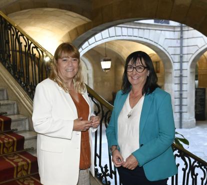 La consellera de Cultura de la Generalitat de Catalunya, Natàlia Garriga, y la directora general adjunta, Elisa Durán, tras el acuerdo para recuperar 11 monumentos del gótico catalán.