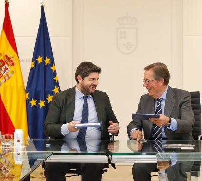 El presidente de la Región de Murcia, Fernando López Miras, y el director general de la Fundación ”la Caixa”, Antonio Vila Bertrán, durante la firma del convenio.