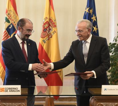 El presidente del Gobierno de Aragón, Francisco Javier Lambán, y el presidente de la Fundación ”la Caixa”, Isidro Fainé, tras la firma del acuerdo marco que recoge la colaboración entre ambas instituciones en materia social, educativa y cultural.