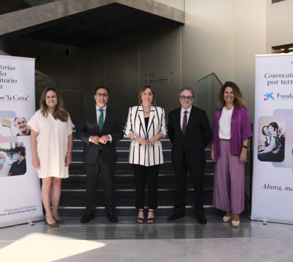 De izquierda a derecha: la delegada de la Fundación ”la Caixa” en Cádiz y Huelva, Mirian Mateos; el director de CaixaForum Sevilla, Moisés Roiz; la directora territorial de CaixaBank en Andalucía Occidental y Extremadura, María Jesús Catalá; el subdirector general de la Fundación ”la Caixa”, Marc Simón, y la delegada de la Fundación ”la Caixa” en Sevilla y Córdoba, Yolanda López, durante la presentación en Sevilla.