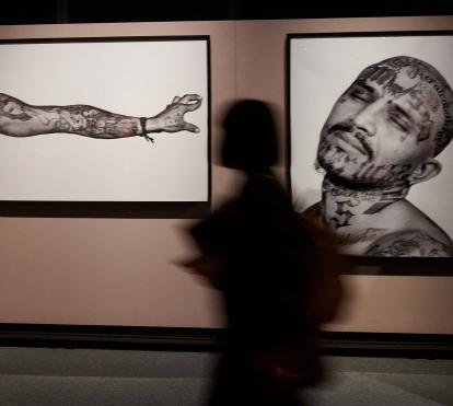 La muestra Tattoo. Arte bajo la piel analiza los usos del tatuaje en distintas épocas y culturas y el papel social que desempeña esta práctica ancestral.