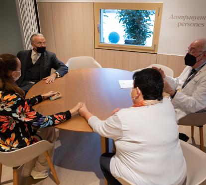 El presidente de la Fundación ”la Caixa”, Isidro Fainé, ha visitado el nuevo Espacio Fundación ”la Caixa” de Atención Integral, ubicado en la unidad de oncología médica del centro. @ Francisco Avia.