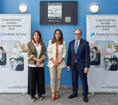 De izquierda a derecha: la delegada de la Fundación ”la Caixa” en Navarra, Izaskun Azcona; la directora territorial Ebro de CaixaBank, Isabel Moreno, y el subdirector general de la Fundación ”la Caixa”, Marc Simón.