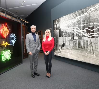 El director de CaixaForum Zaragoza, Ricardo Alfós, y la directora del Nikola Tesla Museum, Ivona Jevtic, han presentado la exposición Nikola Tesla. El genio de la electricidad moderna.