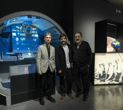 D’esquerra a dreta: Álvaro Borrás, director de CaixaForum València; Javier Hidalgo, cap d’Exposicions de Ciència de la Fundació ”la Caixa”, i Rafael Clemente, assessor científic de la mostra, han presentat l'exposició Apollo 11. L’arribada de l’home a la Lluna.
