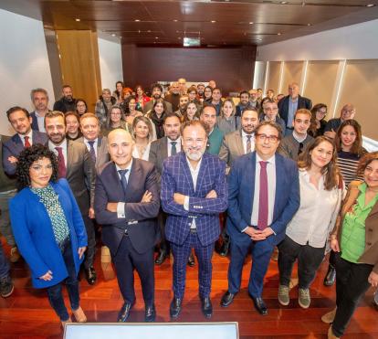 En el centro de la imagen, el delegado de la Fundación ”la Caixa” en Extremadura, Santiago Cambero, acompañado por el director territorial de CaixaBank en Castilla-La Mancha y Extremadura, Jaime Campos (izquierda); y el vicepresidente segundo y consejero de Sanidad y Servicios Sociales de la Junta de Extremadura, José María Vergeles (derecha).