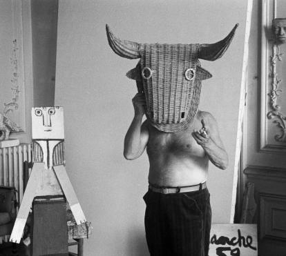 Picasso con una máscara de toro de mimbre. Cannes 1959. © Edward Quinn.