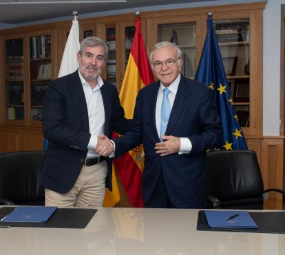 El presidente de Canarias, Fernando Clavijo, y el presidente de la Fundación ”la Caixa”, Isidro Fainé, durante la firma del acuerdo marco entre ambas instituciones, firmado hoy.