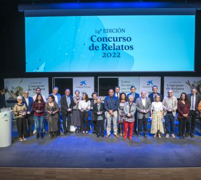Imagen de los finalistas y el jurado del XIV Concurso de Relatos Escritos por Personas Mayores de la Fundación ”la Caixa”.