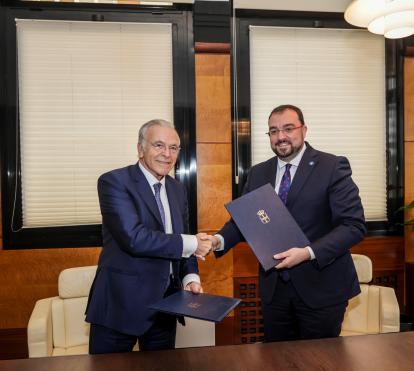 El presidente del Principado de Asturias, Adrián Barbón, y el presidente de la Fundación ”la Caixa”, Isidro Fainé, durante la firma, hoy en Oviedo.