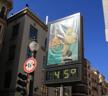 Un termómetro en una calle de una ciudad española. © Shutterstock / RukiMedia.