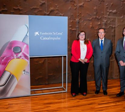 De izquierda a derecha: Teresa Riesgo, Secretaria de Estado de Innovación; Antonio Vila Bertrán, director general de la Fundación ”la Caixa”, e Ignasi López, director del Área de Relaciones con Instituciones de Investigación y Salud de la Fundación ”la Caixa”.