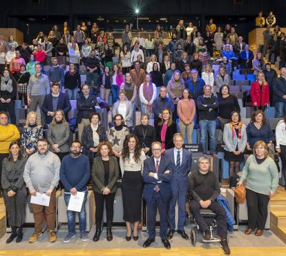 El subdirector general de la Fundación ”la Caixa”, Marc Simón (en el centro de la imagen) acompañado por la directora general de Acción Comunitaria y Barrios Inclusivos de la Generalitat Valenciana, María José Cortell Simón; el director territorial de CaixaBank en la Comunidad Valenciana, Xicu Costa, y entidades sociales que han presentado sus proyectos. © Vicente A. Jiménez / Fundación ”la Caixa”.