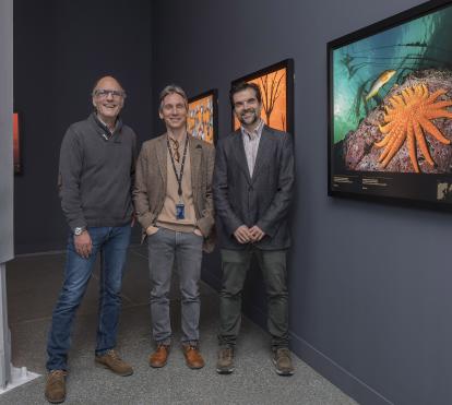 D’esquerra a dreta: el comissari de l'exposició, Rubén Duro; el director de CaixaForum València, Álvaro Borrás, i el cap d’Exposicions de Ciència de la Fundació ”la Caixa”, Javier Hidalgo, han inaugurat l'exposició Colors del món a CaixaForum València.