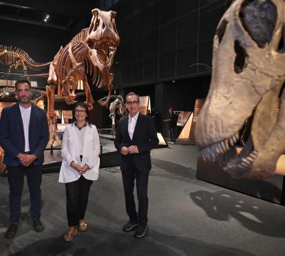 From left to right: the palaeontologist co-discoverer of the Patagotitan mayorum and researcher at the Egidio Feruglio Palaeontological Museum (MEF), José Luis Carballido; the Deputy Director General of the ”la Caixa” Foundation, Elisa Durán, and the Director of the CosmoCaixa Science Museum, Valentí Farràs, have presented Dinosaurs from Patagonia.