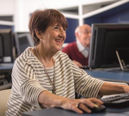 Las personas mayores participan en talleres tecnológicos de la Fundación ”la Caixa”.