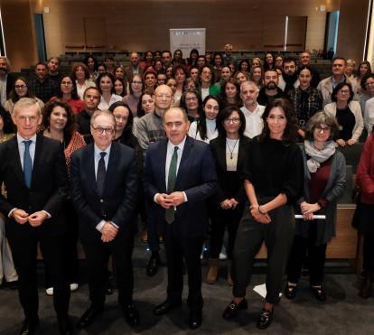 De izquierda a derecha: el director territorial Norte de CaixaBank, Kepa Badiola; el subdirector general de la Fundación ”la Caixa”, Marc Simón; el director general de Inclusión Social de la Consellería de Política Social y Juventud de la Xunta de Galicia, Arturo Parrado; la responsable territorial en Galicia de la Fundación ”la Caixa”, Susan Santos, y los representantes de siete de las entidades seleccionadas.