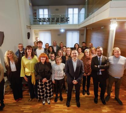 Sandra Usón, delegada en Aragón y la Rioja de la Fundación ”la Caixa”, y Jorge García, responsable de Acción Social de la Dirección Territorial Ebro de CaixaBank, junto a representantes de las entidades seleccionadas, en la presentación de la resolución de la convocatoria.