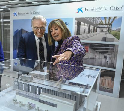 El presidente de la Fundación ”la Caixa”, Isidro Fainé, y la alcaldesa de L’Hospitalet, Núria Marín, han presentado un acuerdo para reconvertir un almacén de L’Hospitalet en un nuevo centro cultural llamado ArtStudio CaixaForum.