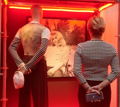 La exposición Cine y moda. Por Jean Paul Gaultier se podrá visitar hasta el 20 de agosto de 2023 en CaixaForum Zaragoza.