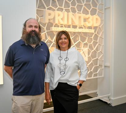 Glòria Olivé, directora de Caixaforum Tarragona, y César García Sáez, asesor científico de la exposición.