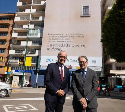 El alcalde de Málaga, Francisco de la Torre, y el subdirector general de la Fundación ”la Caixa”, Marc Simón, han redoblado su compromiso con las personas mayores en Málaga