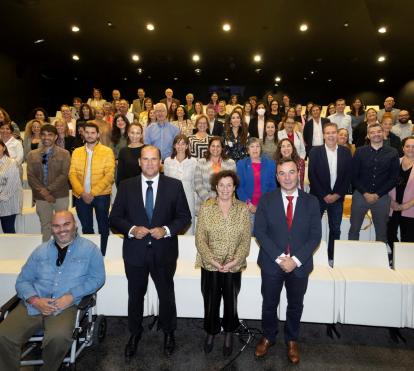 El director territorial de CaixaBank en Canarias, Manuel Afonso; la directora del Área de Relaciones con Entidades Sociales de la Fundación ”la Caixa”, Joana Prats, y el delegado en Santa Cruz de Tenerife de la Fundación ”la Caixa”, Mauricio González, en la presentación de la resolución de la convocatoria.