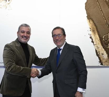 L’alcalde de Barcelona, Jaume Collboni, i el director general de la Fundació ”la Caixa”, Antoni Vila Bertrán, han signat l’acord que recull la col·laboració entre les dues institucions en matèria d’acció social, educació, cultura i recerca.