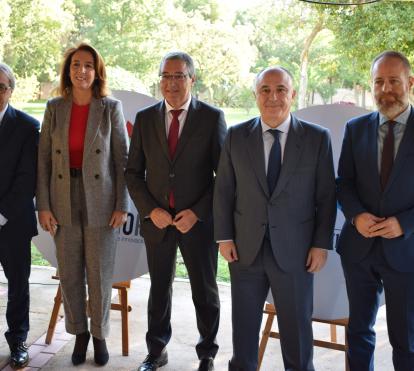 De izquierda a derecha: el subdirector general de la Fundación ”la Caixa”, Marc Simón; la vicepresidenta de Ciudadanía y Equilibrio Territorial de la Diputación de Málaga, Antonia Ledesma; el presidente de la Diputación de Málaga, Francisco Salado; el director territorial de CaixaBank en Andalucía, Juan Ignacio Zafra, y el responsable territorial en Andalucía, Ceuta y Melilla de la Fundación ”la Caixa”, Juan Carlos Barroso.