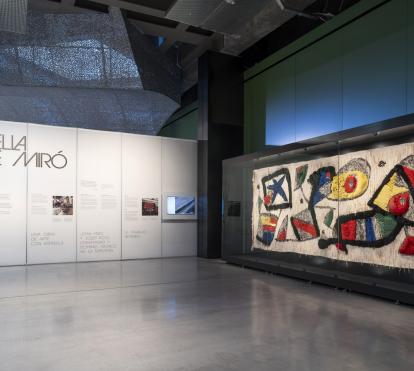 CaixaForum Sevilla descubre la historia del tapiz de Miró para ”la Caixa”.