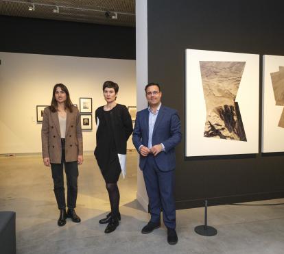 De izquierda a derecha: la jefa de contenidos de Exposiciones de Arte de la Fundación ”la Caixa”, Carla Tarruella; la comisaria Julie Jones, y el director de CaixaForum Sevilla, Moisés Roiz, han presentado Visiones expandidas. Fotografía y experimentación en CaixaForum Sevilla.