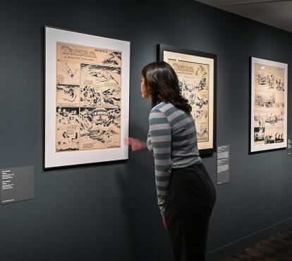 Visitant a l'exposició «Còmic. Somnis i història» al CaixaForum Lleida. 