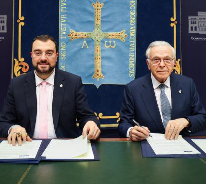 El presidente del Principado de Asturias, Adrián Barbón y el presidente de la Fundación ”la Caixa”, Isidro Fainé, en el acto de firma del convenio marco.