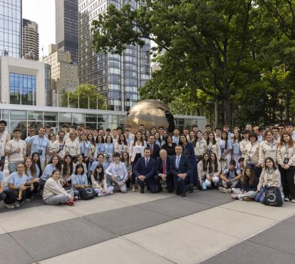 Estudiants  d'EduCaixa juntament amb representants de l'ONU, davant de la seu a Nova York.