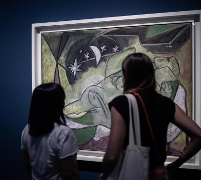 Visitantes ante una obra de Picasso en la exposición de «Arte y Naturaleza» en CaixaForum Zaragoza	