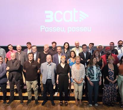 Fotografia de família amb representants de totes les institucions i entitats que han participat en l'acte 'Plataforma de país'.