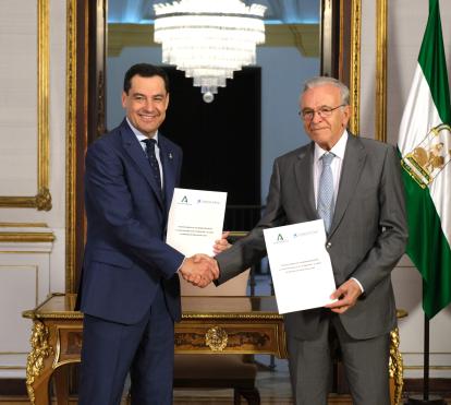 Juan Manuel Moreno, presidente de la Junta de Andalucía, e Isidro Fainé, presidente de la Fundación ”la Caixa”, en el acto de la firma del convenio marco entre ambas instituciones, hoy en Sevilla. 