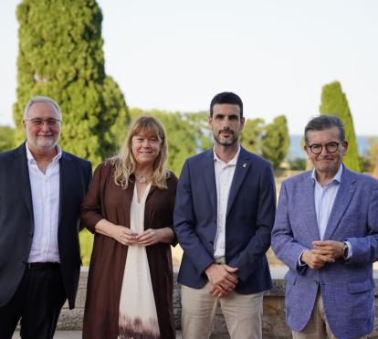 D’esquerra a dreta: el director del Museu d’Arqueologia de Catalunya, Jusèp Boya; la consellera de Cultura de la Generalitat de Catalunya, Natàlia Garriga; l’alcalde de L’Escala, Josep Bofill; i el director general adjunt de la Fundació ”la Caixa”, Joan Ramón Fuertes.