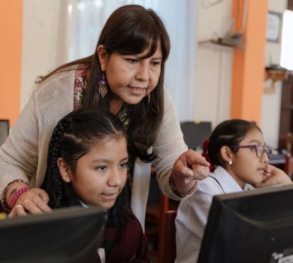 Cornejo aboga por promover la formación del talento femenino.