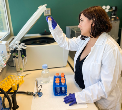 Maria Salgado, investigadora senior en IrsiCaixa y coordinadora de IciStem.