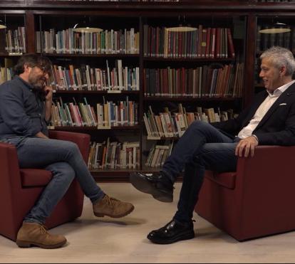 Jordi Évole i Albert Om al primer episodi de Periodistes. Converses sobre l'ofici.